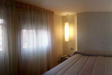 ビルバオにあるコンテンポラリースタイルのおしゃれな寝室のレイアウト