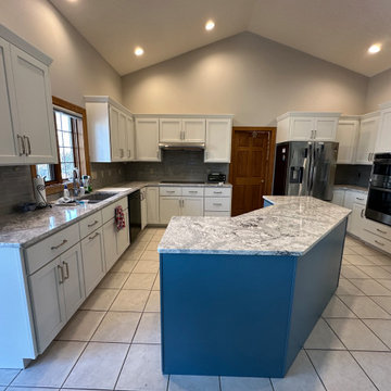 Beautiful Transitional Kitchen Remodel Done in a Two-Tone Color