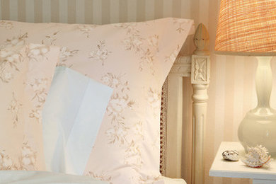 Bedroom - traditional bedroom idea in Chicago