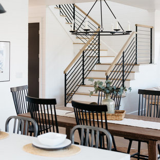 ロサンゼルスのカントリー風 LDKの画像 (白い壁、無垢フローリング、茶色い床)