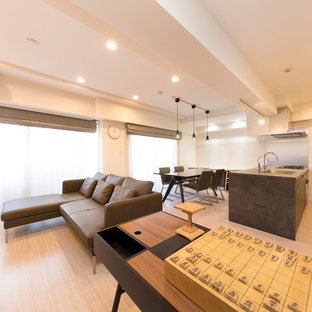 Idee per un soggiorno minimalista con pareti bianche, pavimento in legno verniciato e pavimento beige