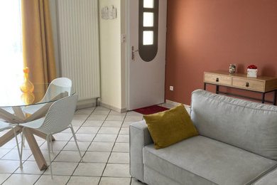 Aménagement d'un salon gris et jaune moderne de taille moyenne et ouvert avec un mur jaune, un sol en carrelage de céramique et un sol blanc.