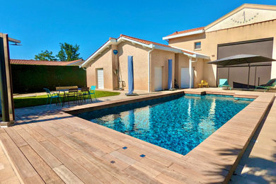Inspiration pour un piscine avec aménagement paysager avant méditerranéen de taille moyenne et rectangle avec une terrasse en bois.