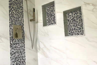 ニューヨークにあるお手頃価格の小さなコンテンポラリースタイルのおしゃれなマスターバスルーム (グレーのキャビネット、コーナー設置型シャワー、洗面台1つ、独立型洗面台) の写真