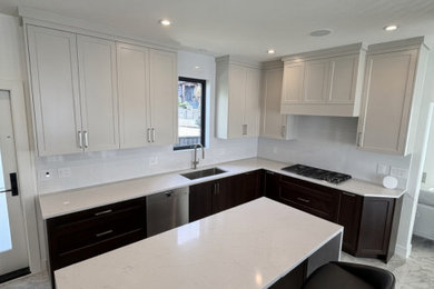 Kitchen - transitional kitchen idea in Vancouver