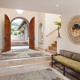 サンフランシスコの大きい両開きドア地中海スタイルのおしゃれな玄関ロビー (白い壁、トラバーチンの床、木目調のドア、ベージュの床) の写真