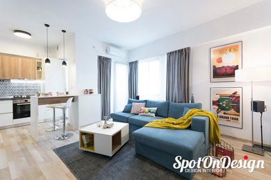 Immagine di un piccolo soggiorno minimalista aperto con sala formale, pareti gialle, parquet chiaro, TV autoportante e pavimento beige