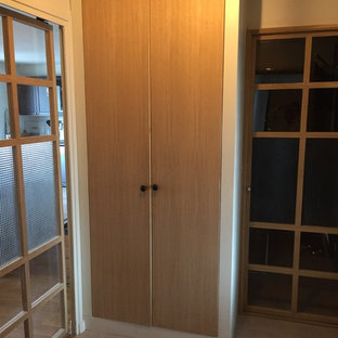 Eklektisk inredning av en liten foajé, med vita väggar, linoleumgolv, en enkeldörr och grått golv