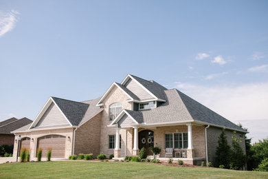 Cottage home design photo in Chicago