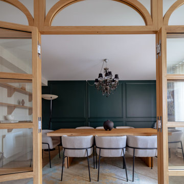 Harmonie contemporaine : Verrière et bois pour un intérieur raffiné