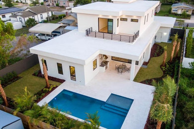 Minimalist metal railing balcony photo in Orlando