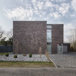 Zweistöckiges, Braunes Modernes Einfamilienhaus mit Backsteinfassade und Flachdach in Bremen