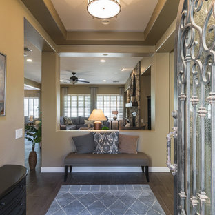 Bild på en mellanstor vintage hall, med bruna väggar, mörkt trägolv och brunt golv