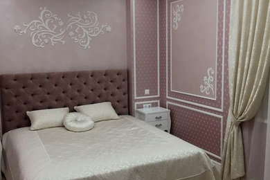 Свежая идея для дизайна: хозяйская спальня в классическом стиле с розовыми стенами - отличное фото интерьера