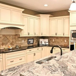 Antique White Maple Glaze Kitchen Cabinets - Kitchen Cabinetry