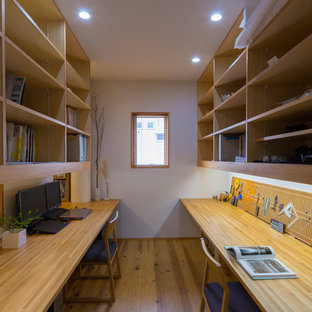 東京都下の小さいモダンスタイルのおしゃれな書斎 (白い壁、無垢フローリング、造り付け机、茶色い床) の写真