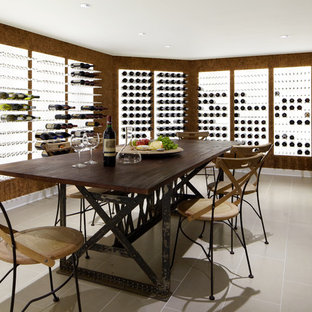 ニューヨークの大きいモダンスタイルのおしゃれなワインセラーの写真