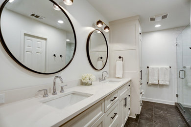 Diseño de cuarto de baño doble con puertas de armario blancas, paredes blancas y ducha con puerta con bisagras