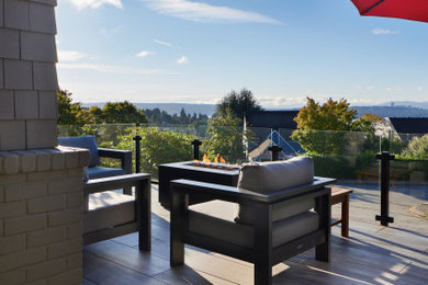 Mittelgroße Dachterrasse im Erdgeschoss mit Markisen und Glasgeländer in Seattle