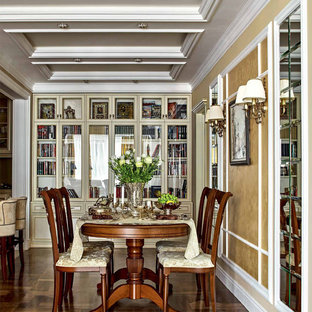 Пример оригинального дизайна: гостиная-столовая в классическом стиле с бежевыми стенами, темным паркетным полом и коричневым полом