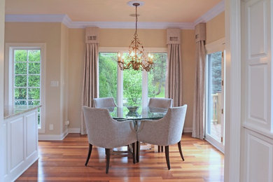 This is an example of a modern dining room in Chicago.
