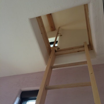 小屋裏へ上がるハシゴ
