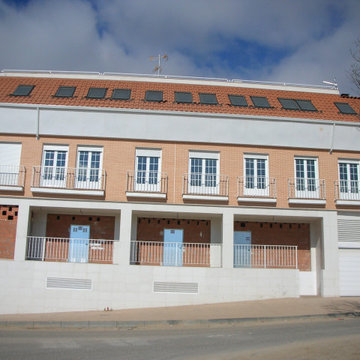 Edificio 19 viviendas, 4 locales comerciales y 15 plazas de garaje 2.208,26 m2.