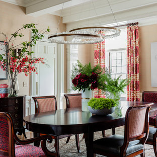 Großes, Geschlossenes Klassisches Esszimmer mit hellem Holzboden und rosa Wandfarbe in Boston