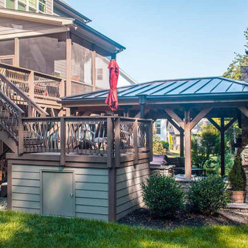 Custom Deck with Outdoor Kitchen
