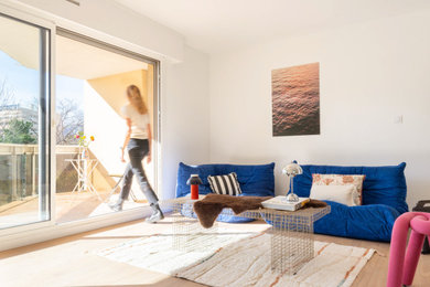 Réalisation d'un salon design avec un mur beige, parquet clair et un sol beige.