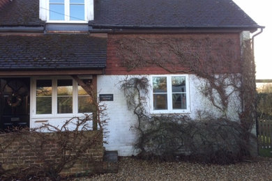 Klassisches Einfamilienhaus mit Putzfassade, beiger Fassadenfarbe, Satteldach und Misch-Dachdeckung in Hampshire