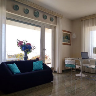 Mittelgroßes, Abgetrenntes Mediterranes Wohnzimmer mit weißer Wandfarbe, Marmorboden und grünem Boden in Sonstige