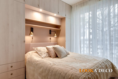 Inspiration pour une chambre design de taille moyenne avec un mur beige et un sol beige.