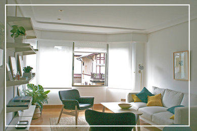 Foto de salón nórdico de tamaño medio con paredes blancas y suelo de madera en tonos medios
