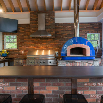 4 season screen porch with Pizza Oven