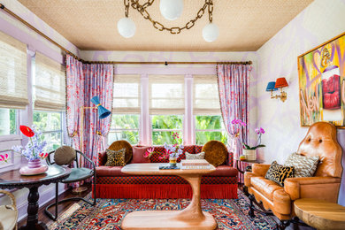 Foto di un piccolo soggiorno boho chic chiuso con pareti rosa, parquet scuro, soffitto in carta da parati e carta da parati