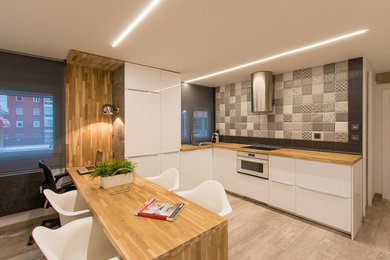 Inspiration for a modern kitchen in Bilbao.