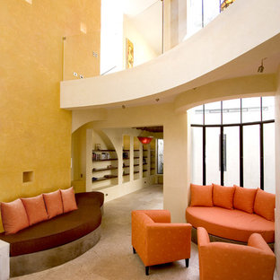 Mediterranes Wohnzimmer mit gelber Wandfarbe in Mexiko Stadt