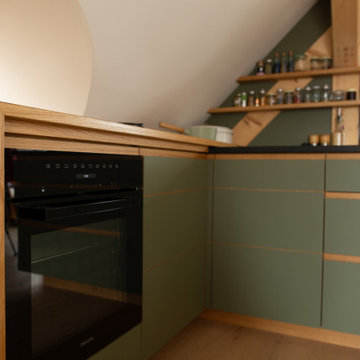 Dachgeschoss-Küche in Linoleum, Eiche und Naturstein