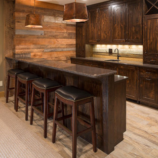 ミネアポリスの中サイズのカントリー風おしゃれな着席型バー (アンダーカウンターシンク、シェーカースタイル扉のキャビネット、濃色木目調キャビネット、御影石カウンター、マルチカラーのキッチンパネル、木材のキッチンパネル、磁器タイルの床) の写真