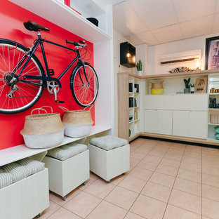 Esempio di un piccolo soggiorno moderno aperto con pareti bianche, parete attrezzata e pavimento con piastrelle in ceramica