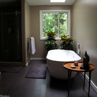 Idee per una stanza da bagno padronale moderna di medie dimensioni con ante lisce, ante in legno bruno, vasca freestanding, doccia alcova, WC a due pezzi, piastrelle marroni, piastrelle in gres porcellanato, pareti marroni, pavimento in bambù, lavabo sottopiano, top in granito, pavimento grigio e porta doccia scorrevole