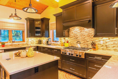 Example of a classic kitchen design in Toronto