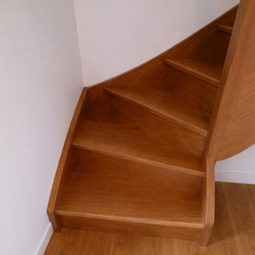 Escalier quart tournant en chêne vernis