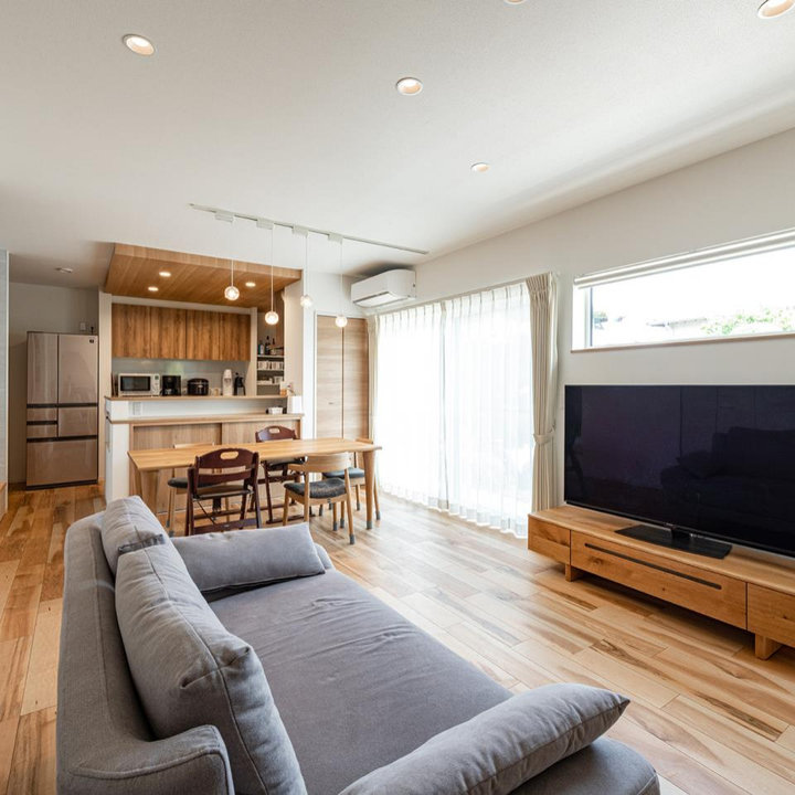 おしゃれなリビング・居間 (和モダンな壁紙、壁紙) の画像 75選 - 2026 年 7月 | Houzz (ハウズ)