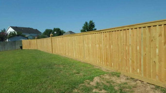Shadowbox Fence with Pyramid Caps & Trim