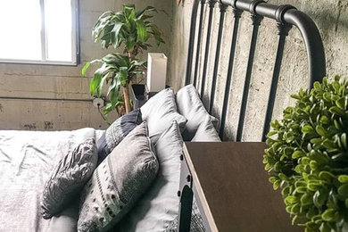 Стильный дизайн: маленькая спальня на антресоли в стиле лофт с зелеными стенами, бетонным полом и серым полом для на участке и в саду - последний тренд