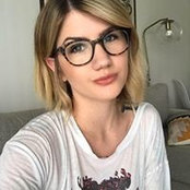 Kara Van Hoogenstyns foto
