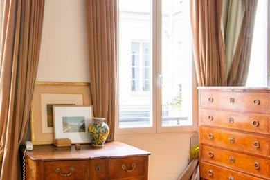 Cette photo montre une grande chambre chic avec un mur blanc, un sol en bois brun et un sol marron.
