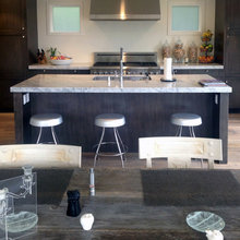 Log cabin - island seating area